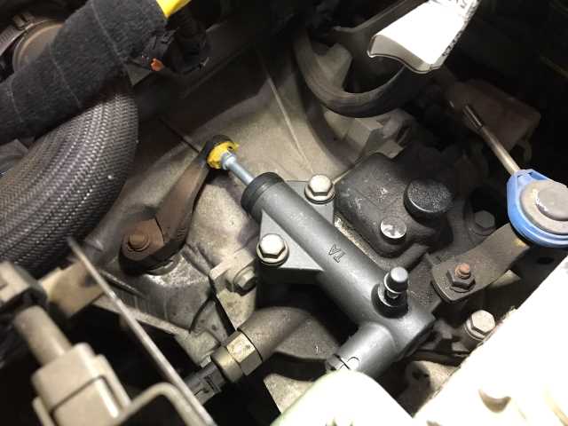 フィアットパンダ4x4クラッチレリーズシリンダー交換